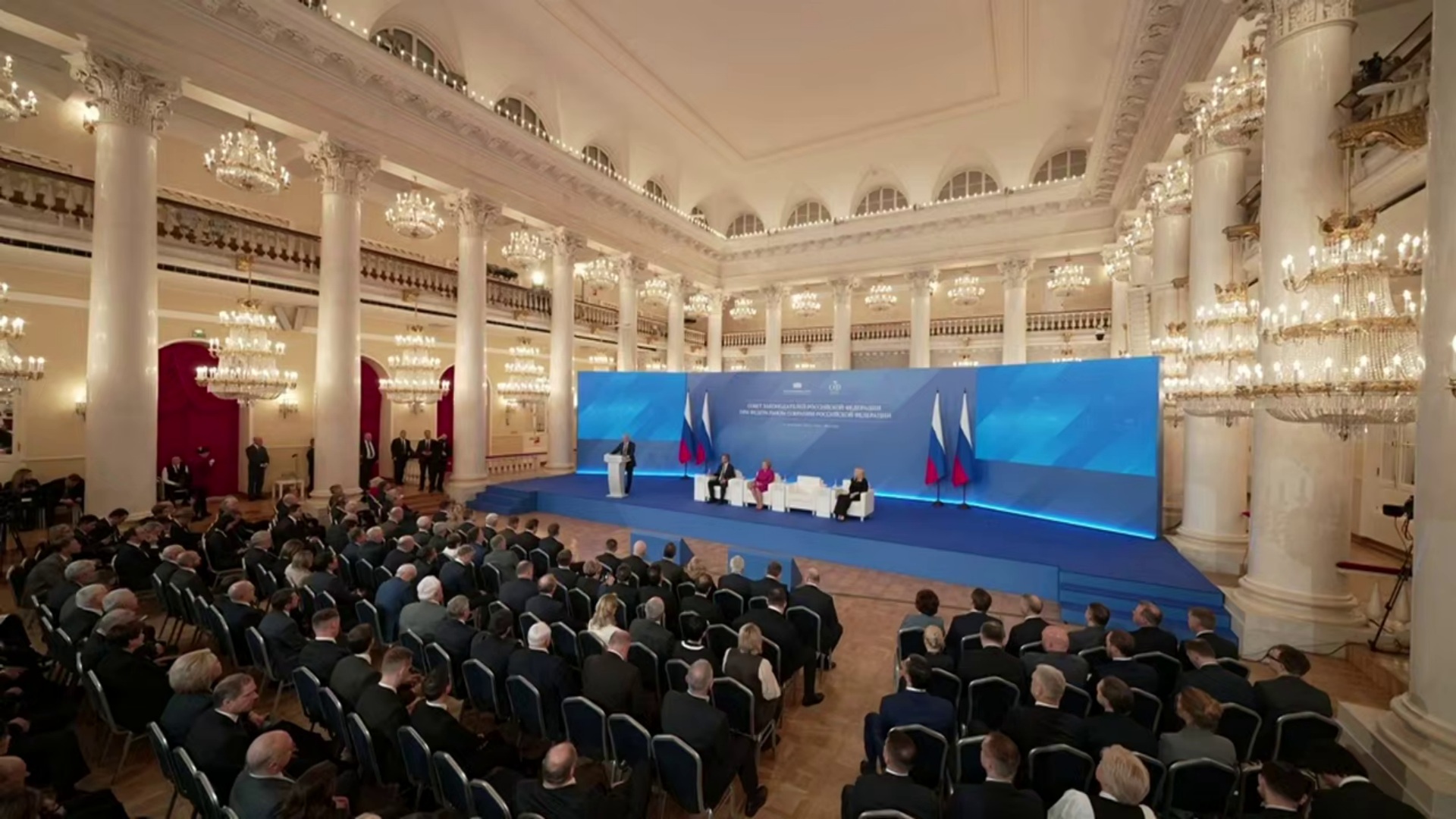 Володин призвал обеспечивать жильем жителей сел, райцентров и малых городов